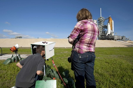 Shuttle Discovery fuels for pre-dawn launch