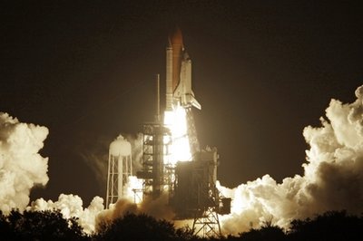 Space shuttle Discovery, 7 astronauts blast off