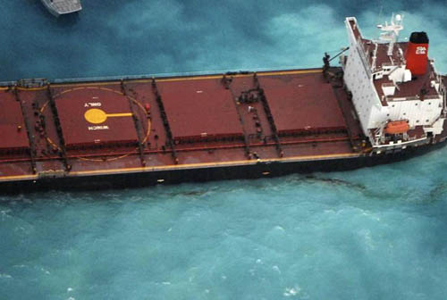 Australia moves to contain oil spill on Great Barrier Reef