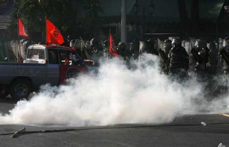 135 injured in clashes in Bangkok