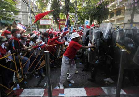 135 injured in clashes in Bangkok
