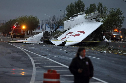 Cargo plane crashes in Mexico, killing 6 people