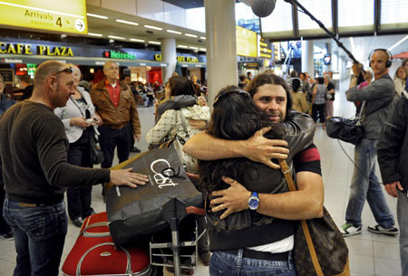 Flights pick up in Europe as ash risk is lowered