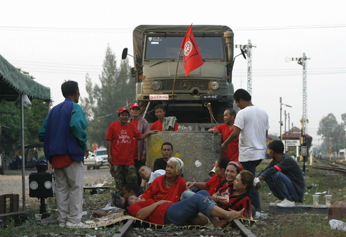 Thai red-shirted protesters agree to release military train