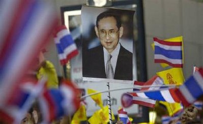 Thai police pull back after confronting protesters