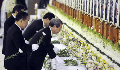S Koreans mourn deaths of sailors in naval disaster