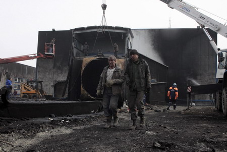 Russia says mine blasts kill 31, 59 trapped