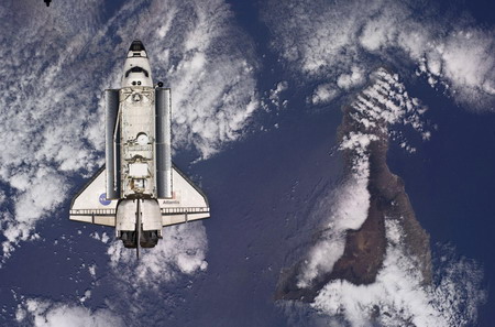 Spacewalk hit by brief power outage, no danger