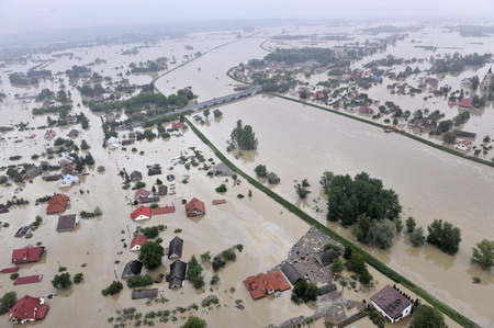 Polish floods threaten Warsaw; 7 killed