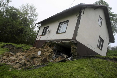 Polish floods threaten Warsaw; 7 killed