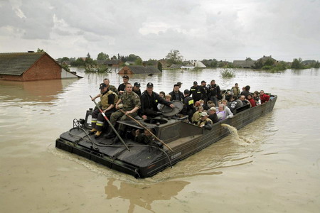 Polish floods threaten Warsaw; 7 killed