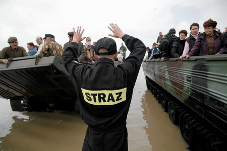 Polish floods threaten Warsaw; 7 killed
