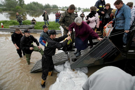 Polish floods threaten Warsaw; 7 killed