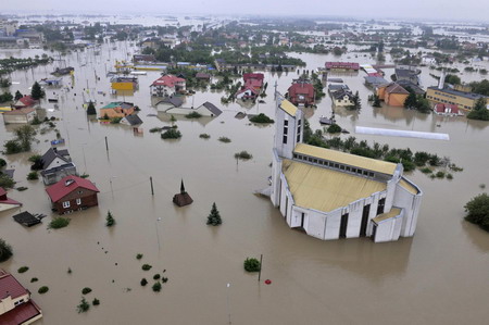 Polish floods threaten Warsaw; 7 killed