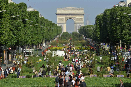 Farmers turn Champs-Elysees into giant garden