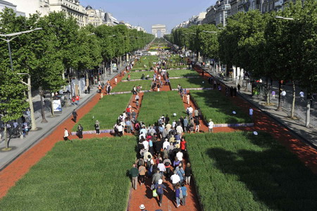 Farmers turn Champs-Elysees into giant garden