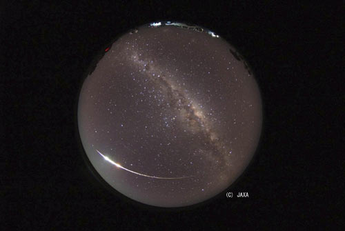 Japanese probe returns with unique asteroid dust