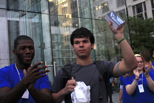 Apple's iPhone 4 makes stellar world debut