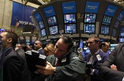 Wall St sinks as economic alarm escalates