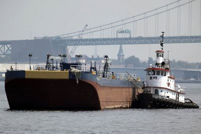 2 missing after barge capsizes duck boat in US