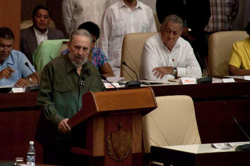 Fidel Castro appears in parliament, warns of nuclear war