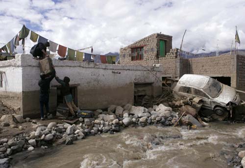 Floods kill 136 in India, 500 missing; rescue underway