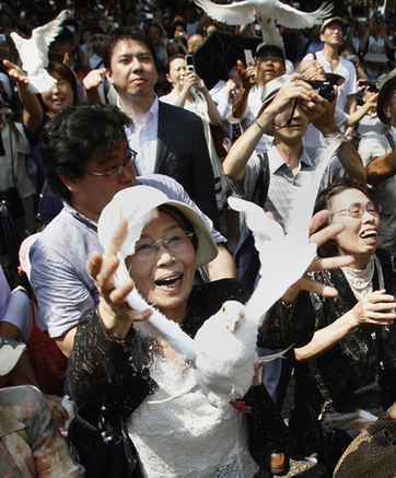 Japan PM shuns shrine, apologizes at ceremony