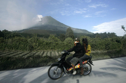 1 killed in volcano eruption in Indonesia