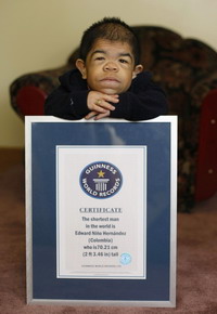 Colombian is world's shortest man at 27 inches