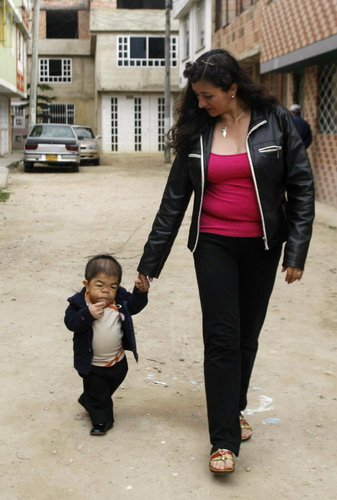 Colombian is world's shortest man at 27 inches