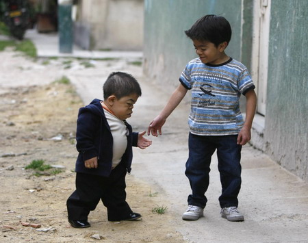 Colombian is world's shortest man at 27 inches