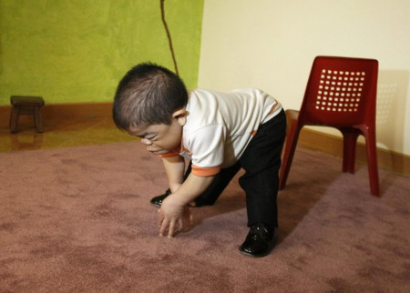 Colombian is world's shortest man at 27 inches