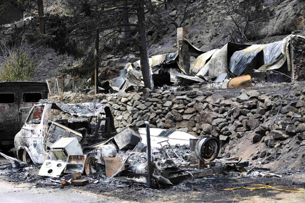 Wind fuels wildfire sweep in Colorado