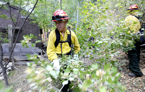 Wind fuels wildfire sweep in Colorado