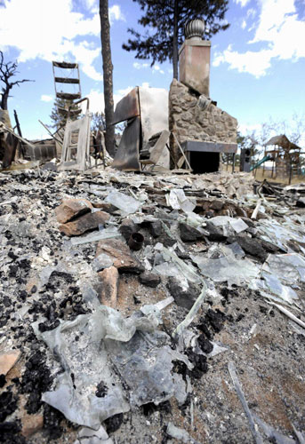 Wind fuels wildfire sweep in Colorado