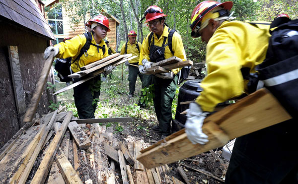 Wind fuels wildfire sweep in Colorado