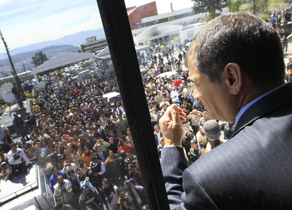 Protesting police throw Ecuador into chaos