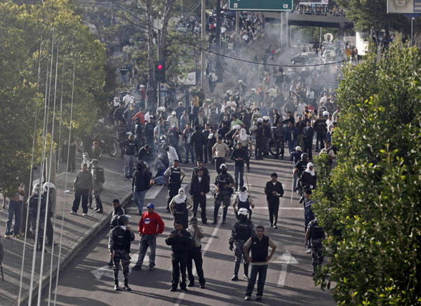 Protesting police throw Ecuador into chaos