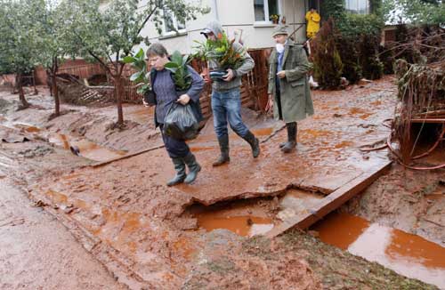 Hungary sludge flood called 'ecological disaster'