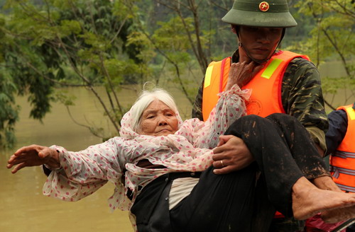 Floods continue to threat Vietnam, killing nearly 140
