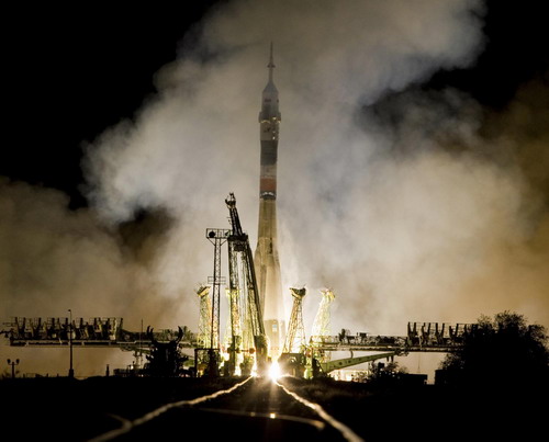 Russian-US crew heads for space station