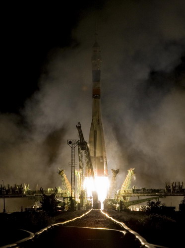Russian-US crew heads for space station