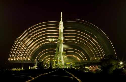Russian-US crew heads for space station