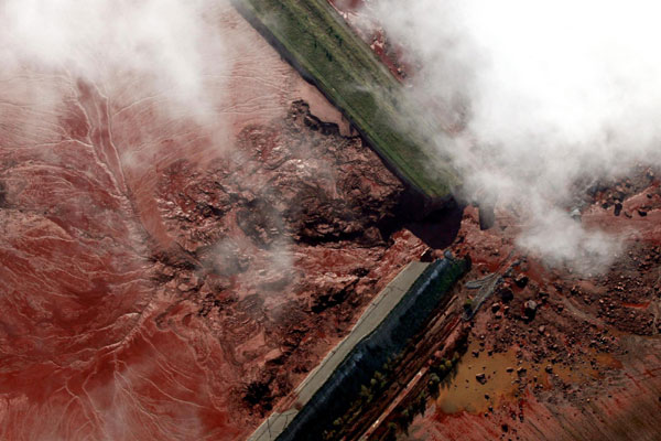 Hungary town evacuated, fears of new sludge flood