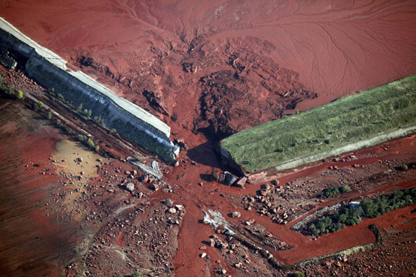 Hungary town evacuated, fears of new sludge flood