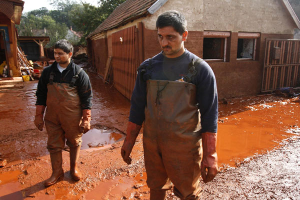 Hungary town evacuated, fears of new sludge flood