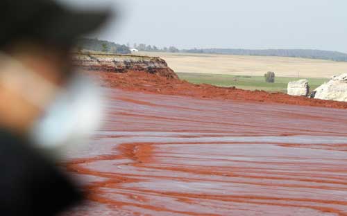 Hungarian factory sorry for sludge spill