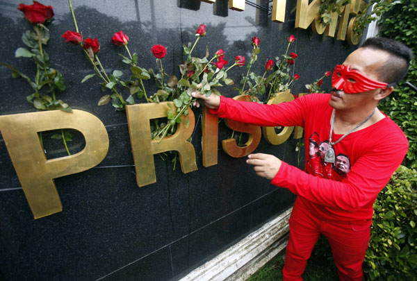 'Red-shirts' rally to demand release of members