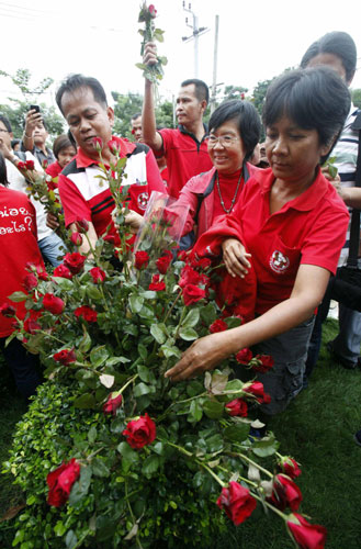 'Red-shirts' rally to demand release of members