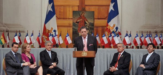Miners receive Bicentenary Medals at Chilean Presidency